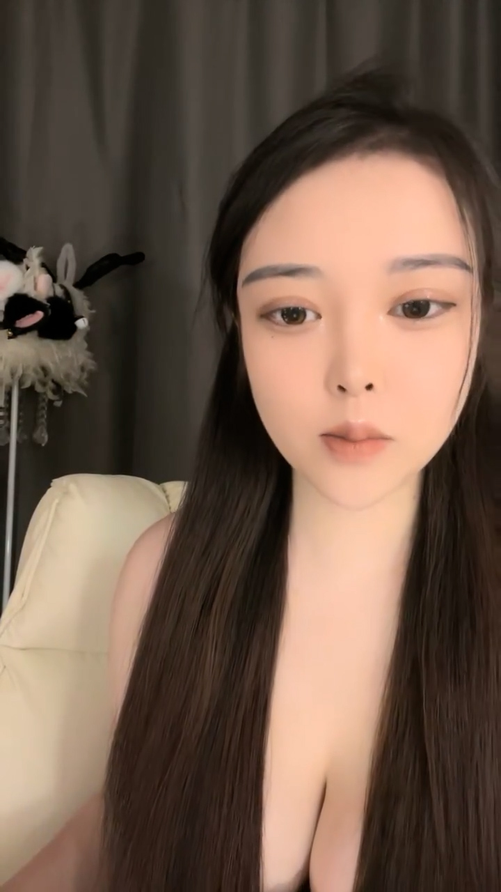 极品尤物网红美女！让闺蜜道具玩穴！紧致多毛粉嫩掰开，闺蜜拿大黑牛振动棒轮番上，搞得好爽