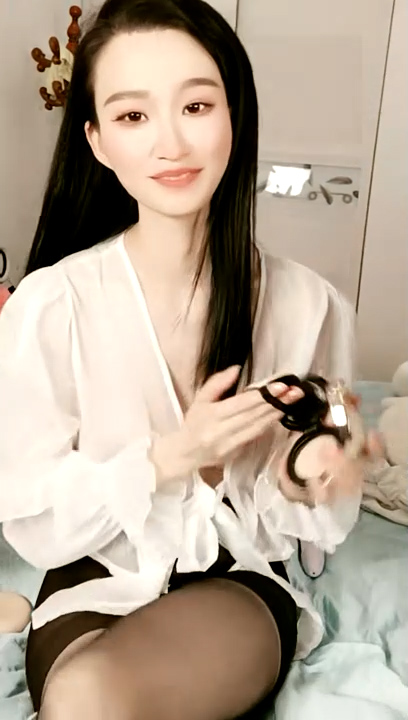 极品尤物女神姐妹花！幸福老哥双飞名场面，双女抢着吃JB，扒开丁字裤骑乘位，打桩机轮流爆操