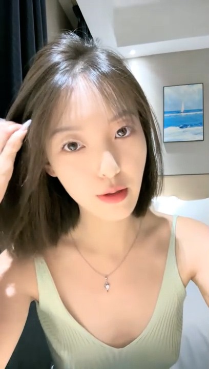 04年艺校妹妹！短发甜美颜值超顶！独自酒店诱惑，穿上情趣内衣，细腰贫乳，自摸多毛骚穴，手指扣弄